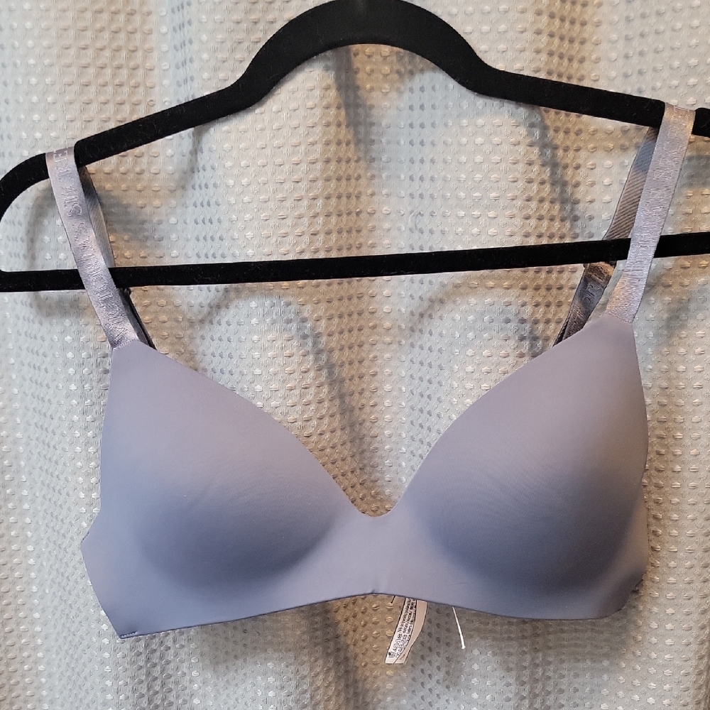 Victoria's Secret T-shirt Lightly Lined Wireless Bra Size 34B